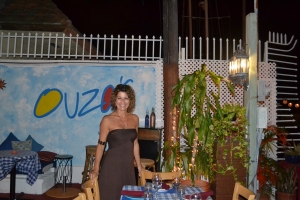 Liza na área externa do restaurante, à beira do rio Miami Little River. Foto: Carla Guarilha 