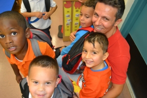 Alexandre Lopes com alguns de seus alunos na escola Carol City Elementary. Foto de Carla Guarilha